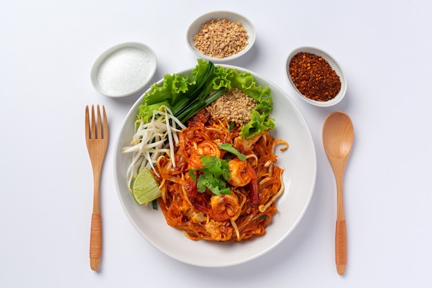 Garnalen pad thai op witte achtergrond