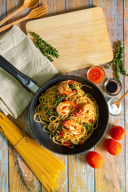 Garnalen Spaghetti in een Pan,Gewokte spaghetti of roerbaknoedels met groenten en garnalen