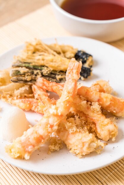 garnalen tempura (gehavende gefrituurde garnalen) met groente