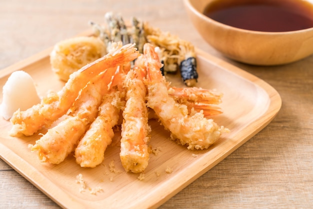 garnalen tempura (gehavende gefrituurde garnalen) met groente