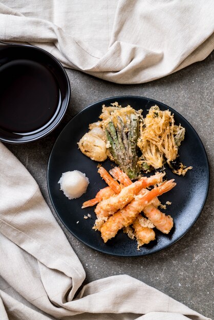 Garnalen tempura (gehavende gefrituurde garnalen) met groente