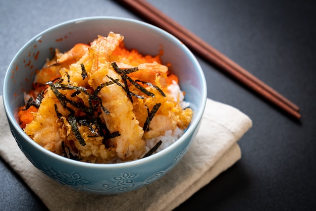 garnalen tempura rijstkom met garnalenei en zeewier