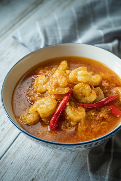 Garnalencurry met chili in een wit bord