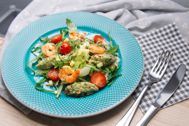 Garnalensalade met guacamole saus rucola kruiden en gehakte kerstomaatjes