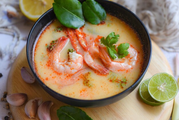 Garnalensoepkom, zeevruchtensoep met garnalengarnalen Traditionele Thaise keuken pittige garnalensoep curry