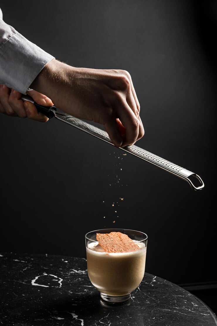 バーの黒いテーブルにナッツマスクでアルコールカクテルを飾っている