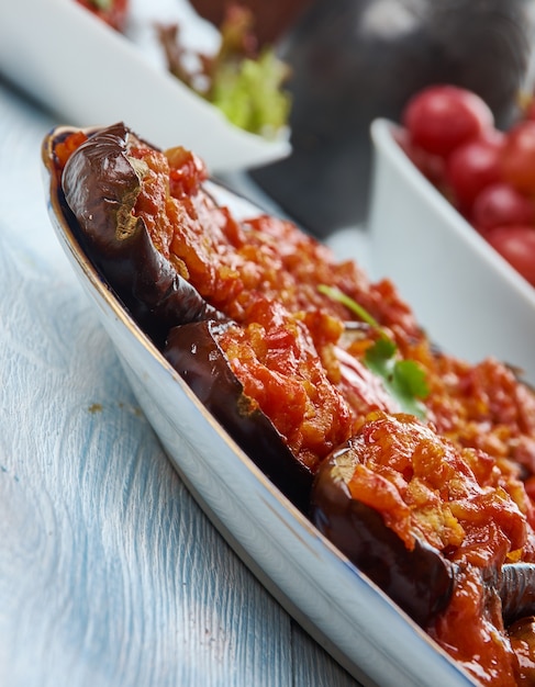 Garniyarikh, vlees, knoflook, kruid en met tomaat gevulde aubergine, Azerbeidzjaanse keuken, traditionele geassorteerde gerechten, bovenaanzicht.