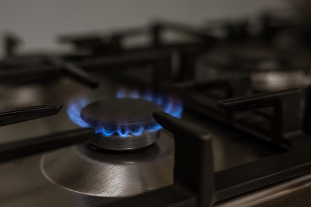 Газовый горелок на кухонной плите для приготовления пищи с помощью концепции энергии огня