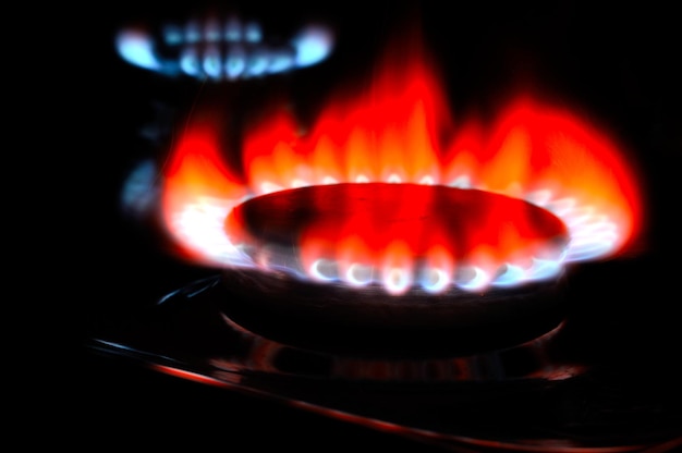 Газовая горелка с горящим газом на темном фоне