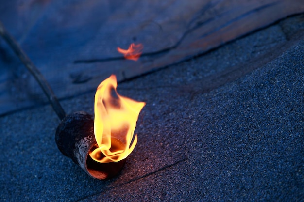 Gas burner with fire