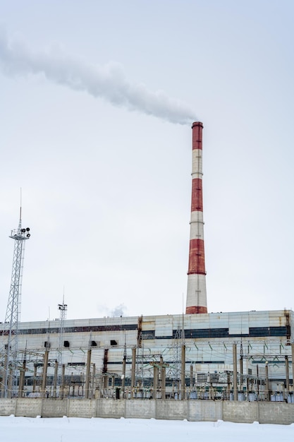 Centrale termoelettrica a gas con tubazioni centrali elettriche a vapore fumi in una gelida giornata invernale l'uso del gas naturale nell'industria termoelettrica crisi per mancanza di gas naturale