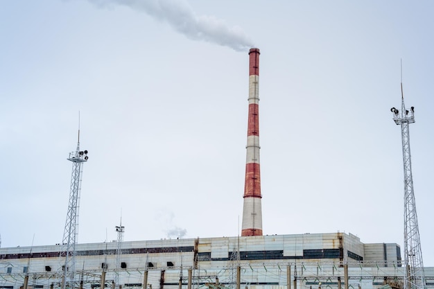 파이프가 있는 가스 열병합 발전소 연기 증기 발전소