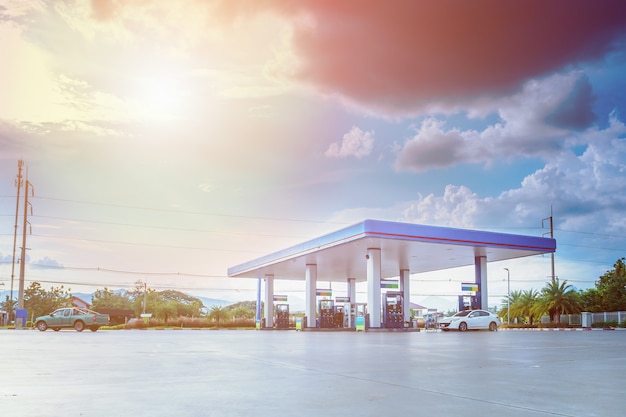 Stazione di rifornimento di benzina con nuvole e cielo blu