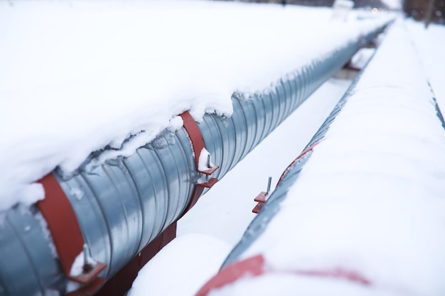 Photo gas pipe transite snow winter winter landscape with the snowcovered gas pipeline and trees in hoarfrost