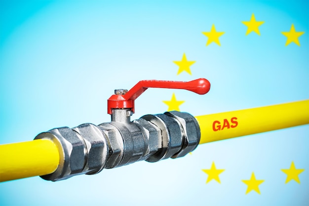 Tubo del gas con segno unione europea su sfondo blu