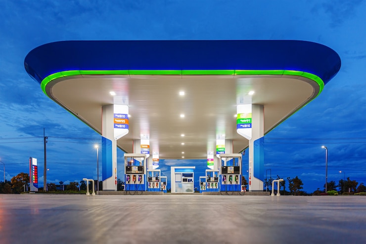 Photo gas station in blue night sky
