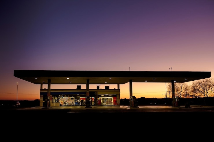 Photo gas station at twilight with empty surroundings