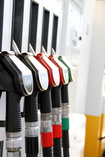 Foto stazione di servizio con diversi tipi di carburante - foto