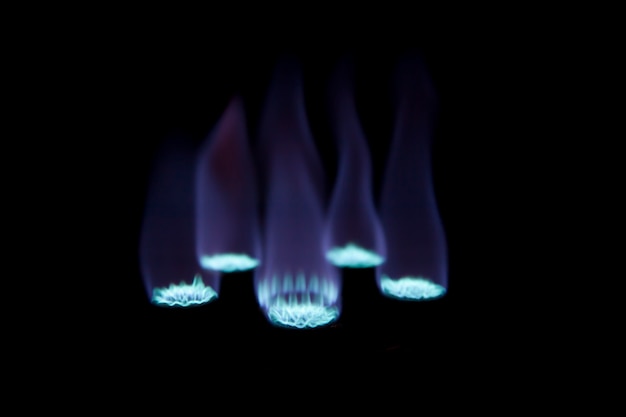 Фото Горелка газовой плиты в темноте