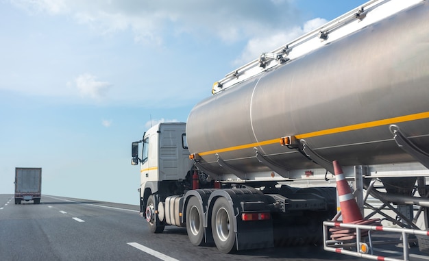 Foto camion del gas su strada autostradale con contenitore dell'olio del serbatoio