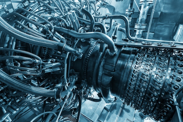 Gas turbine engine of feed gas compressor located inside pressurized enclosure, The gas turbine engine used in offshore oil and gas central processing platform.