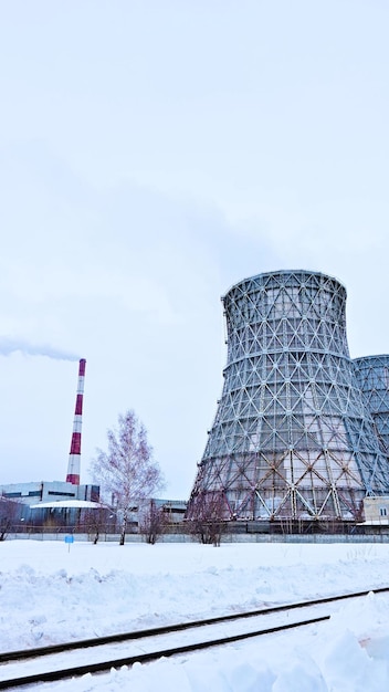 Gas-warmtekrachtcentrale met enorme pijpen rookstoomcentrales