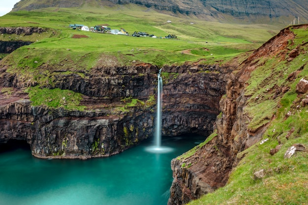 Photo gasadalur waterfall in faroe