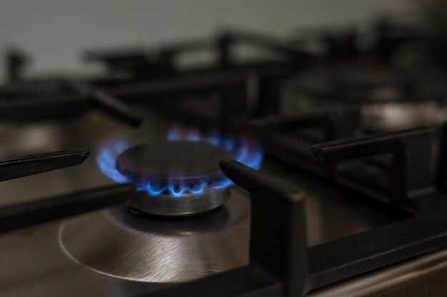 Foto gasbrander op keukenfornuis voor koken met vuurenergieconcept