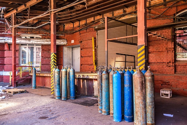 Gasflessen op het grondgebied van een oude rode bakstenen fabriek in Moskou