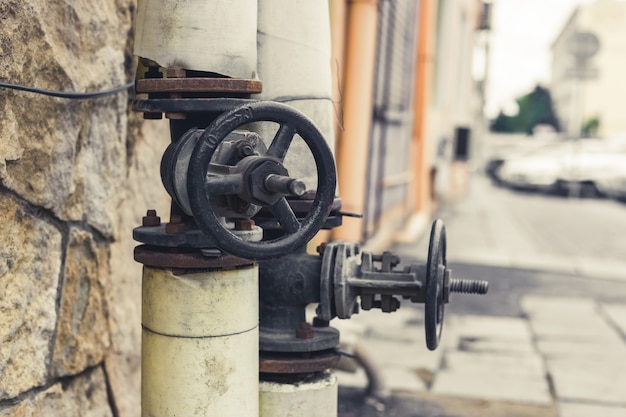 Gasleiding met zwarte klep op straat