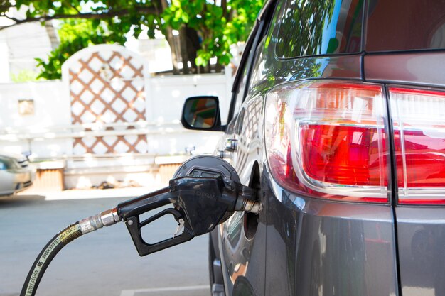 Gasmondstuk dat gas in een auto pompt