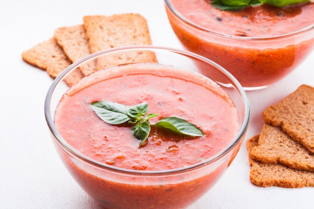 ガスパチョ-ガラスのボウルに冷たいトマトスープ