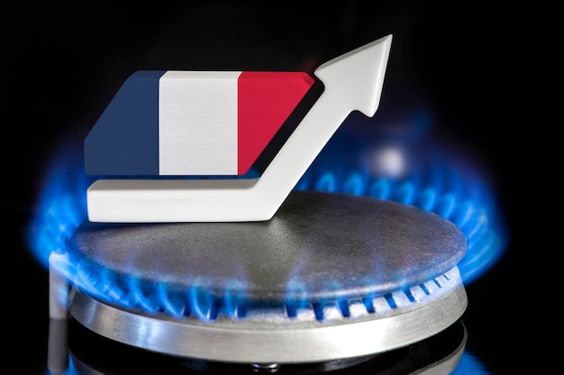 Gasprijs Stijging van de gasprijzen in Frankrijk Een brander met een vlam en een pijl omhoog geschilderd in de kleuren van de Franse vlag Het concept van stijgende gas- of energieprijzen