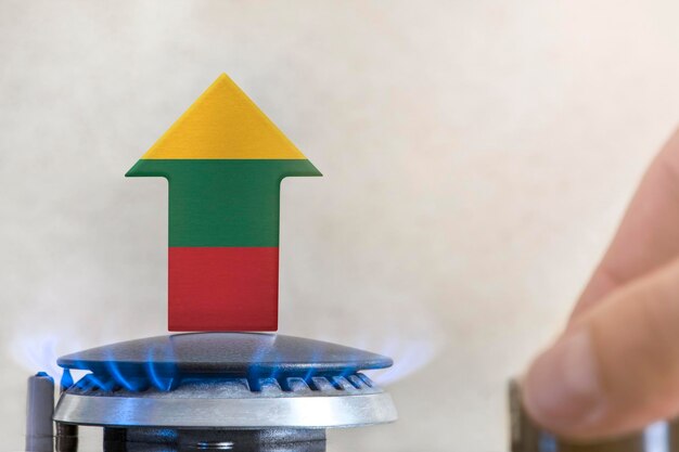 Gasprijs stijging van de gasprijzen in litouwen een brander met een vlam en een pijl omhoog geschilderd in de kleuren van de vlag van litouwen het concept van stijgende gas- of energieprijzen