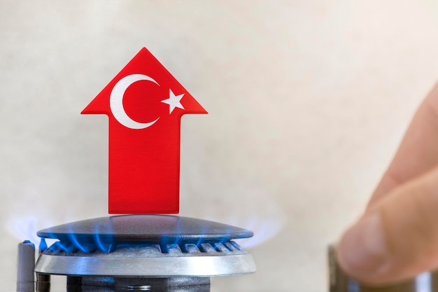 Gasprijs Stijging van de gasprijzen in Turkije Een brander met een vlam en een pijl omhoog geschilderd in de kleuren van de Turkse vlag Het concept van stijgende gas- of energieprijzen