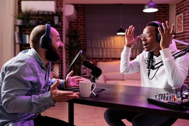 Gast op de podcast die een schokkend verhaal vertelt