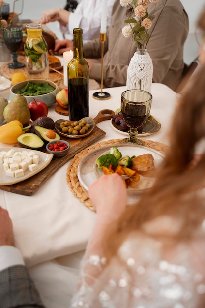 Gasten die een bruiloft bijwonen en aan tafel eten