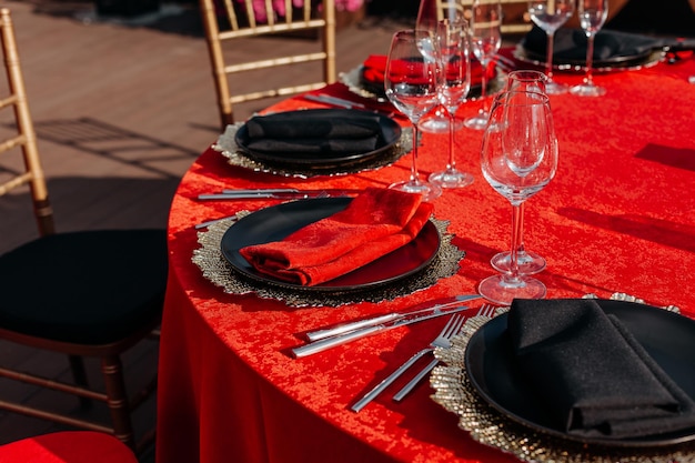 Gastentafel voor banket in zwart, rood en goudstijl Elegant en luxe dinerarrangement