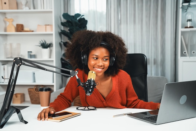 Gastheer van een mooie Afrikaanse vrouw die praat in de uitzending Tastemaker