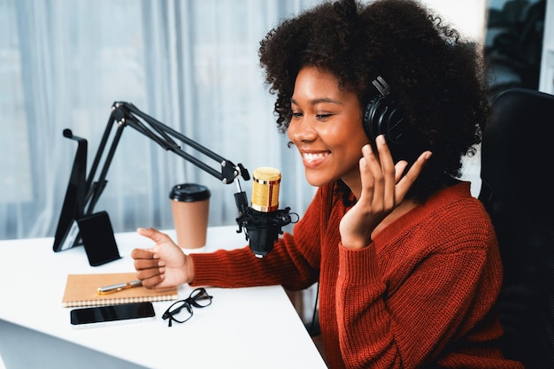 Gastkanaal van mooie afrikaanse vrouwelijke beïnvloeder die praat met nieuwe luisteraars in uitzendstudio tijdslot van levenscoachconsulent op live sociale media online concept van het geven van advies smaakmaker