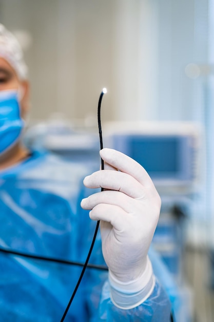 사진 수술실에 있는 의사의 손에 있는 말단부 및 조작기의 위십이지장경. 확대.