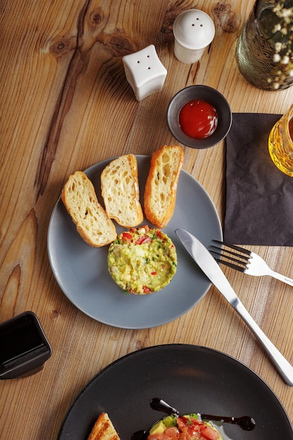 Gastronomisch assortiment vleesmaaltijden plat lag bovenaanzicht op restauranttafel met menu van smakelijke gegrilde snacks concept voor restaurantmenu