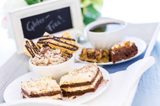 Foto gastronomisch glutenvrij dessert op een dienblad bij de zomerpicknick.