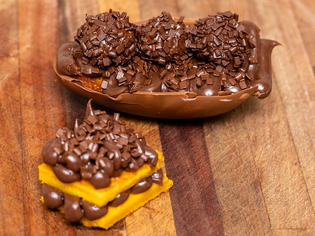 Gastronomisch paasei met dulce de leche brigadeiro biscuit en chocolade