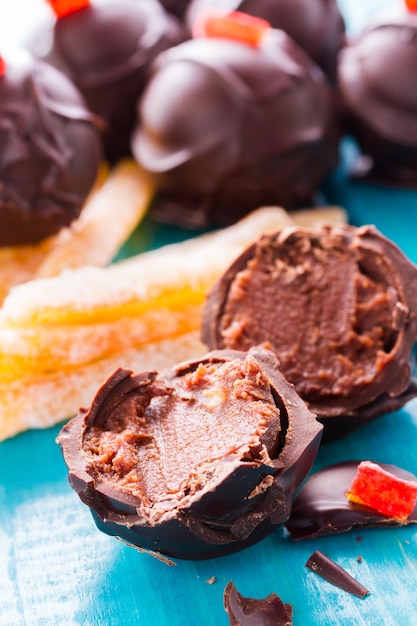 Gastronomische bloedsinaasappeltruffels met de hand gemaakt door chocolatier.