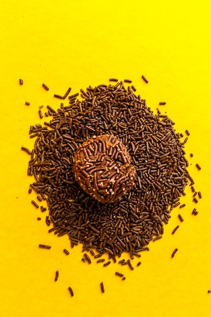 Gastronomische Brigadeiro op gele achtergrond