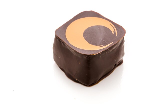 Gastronomische chocoladetruffels op een witte achtergrond.