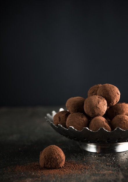 Foto gastronomische cocolate truffels op een donkere sfeer en achtergrond.