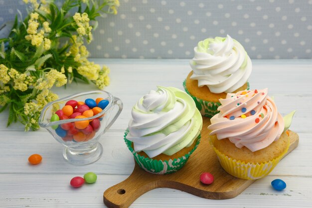 Gastronomische cupcakes met romige en gekleurde hagelslag