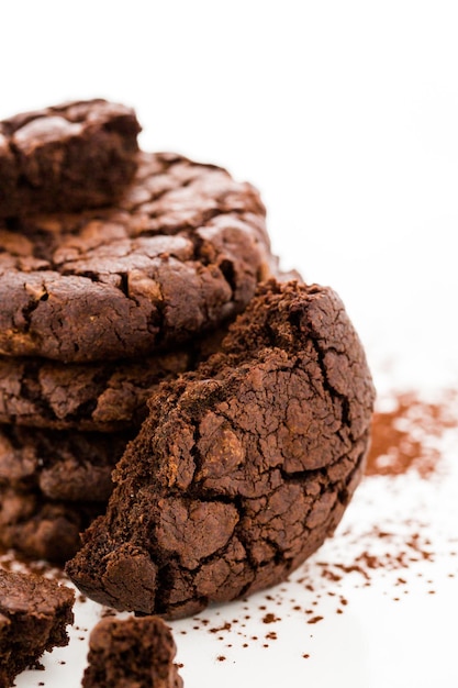 Gastronomische donkere chocolade boter koekjes op een witte achtergrond.